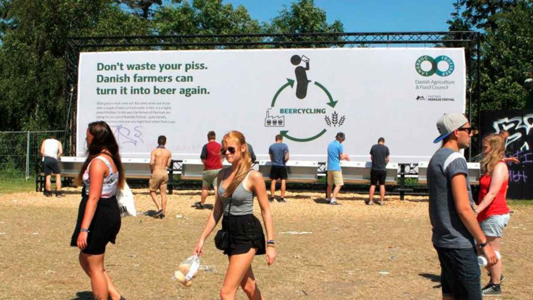 Los jóvenes asistentes al festival Roskilde hacen su aportación al reciclado.