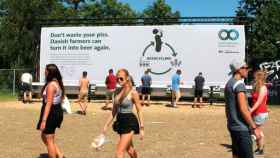 Los jóvenes asistentes al festival Roskilde hacen su aportación al reciclado.