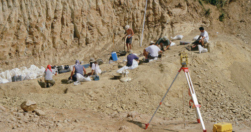 Excavación arqueológica en el yacimiento de Can Mata, en Els Hostalets de Pierola, en junio del 2003 / SALVADOR MOYÀ-SOLÀ - INSTITUT CATALÀ DE PALEONTOLOGIA MIQUEL CRUSAFONT