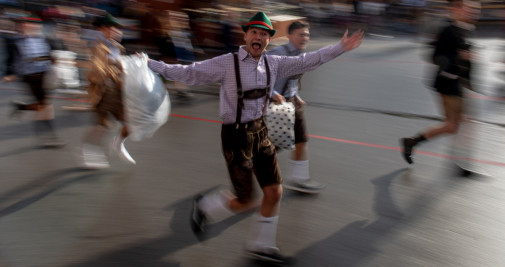 Varios asistentes corren para asistir a la inauguración de la 187º edición del tradicional Oktoberfest en Múnich (Alemania) este sábado. El festival de la cerveza se celebra del 17 de septiembre al 3 de octubre / EFE - Christian Bruna