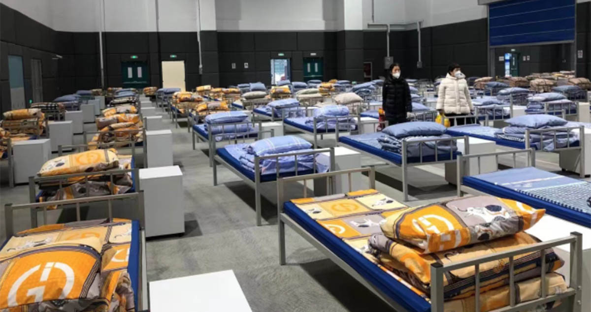 Camas preparadas en un hospital-refugio temporal de Shanghái / XIAO XIAO