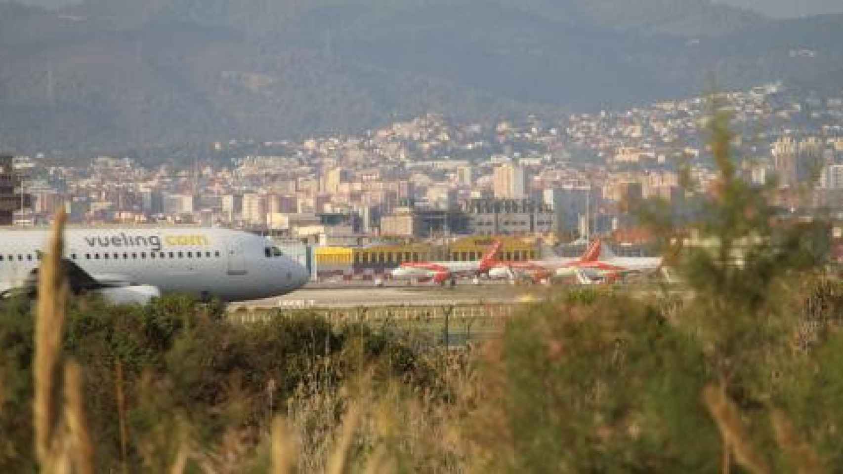 Un avión de Vueling a punto de despegar desde la tercera pista del aeropuerto Josep Tarradellas Barcelona-El Prat / CARLOS MANZANO - CG