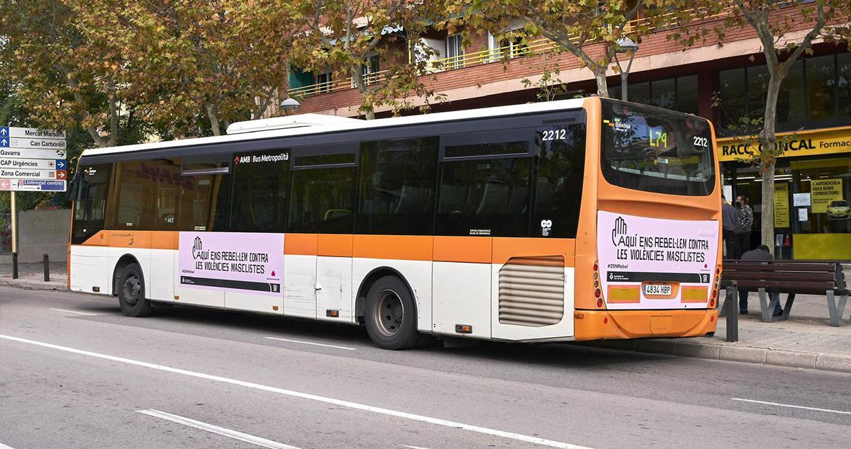 Uno de los autobuses de la campaña contra el acoso sexual en el deporte / AJUNTAMENT DE SANT BOI