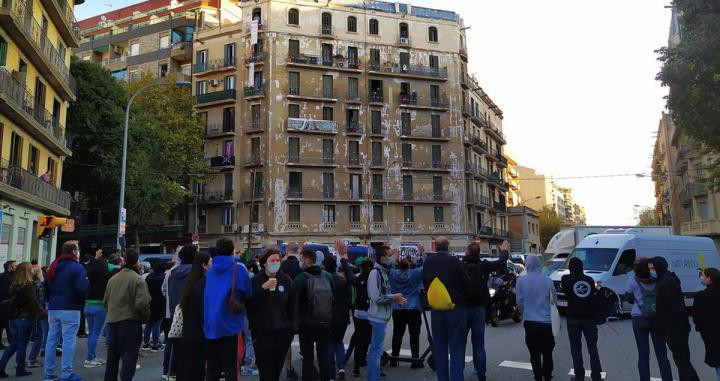 Activistas durante el desalojo de varias familias de la calle Aragó de Barcelona / PAH BARCELONA