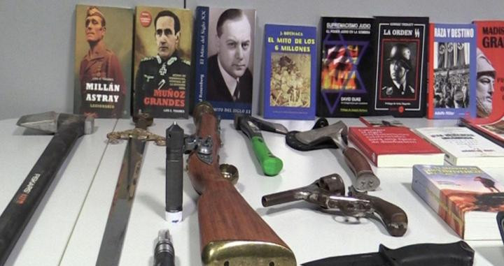 Armas y libros incautados a los dos detenidos / MOSSOS