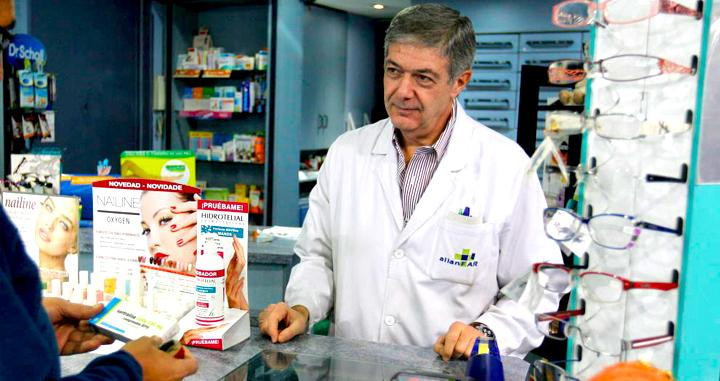 En la farmacia un hombre vende medicamentos / EFE