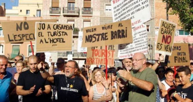 Los vecinos de la Barceloneta protestan ante la explotación turística / CG