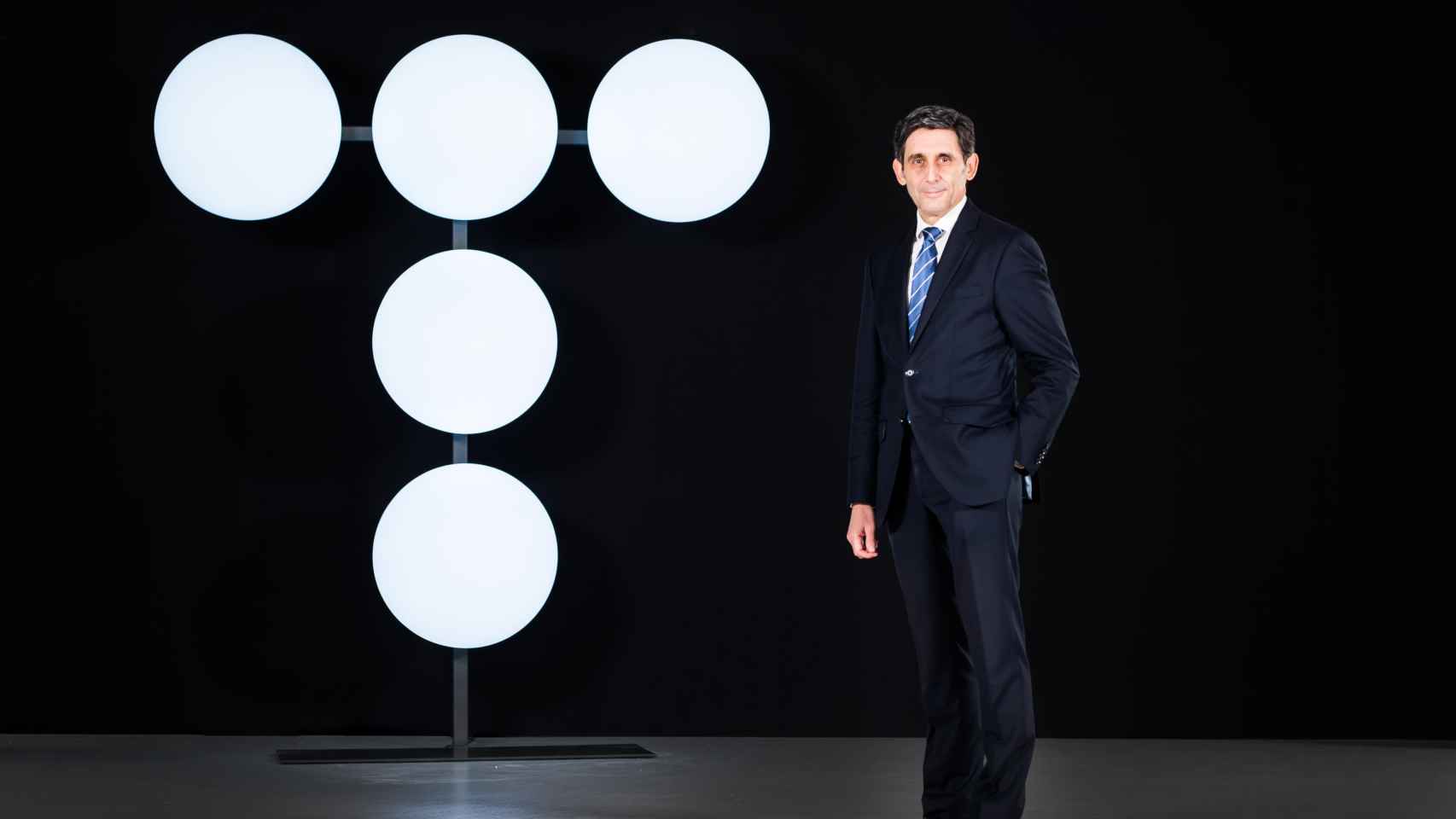 El presidente de Telefónica, José María Álvarez-Pallete, junto a la nueva imagen corporativa / TELEFÓNICA