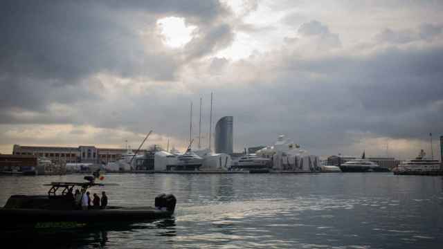 El Hotel W de Barcelona visto desde el puerto de la ciudad / EP