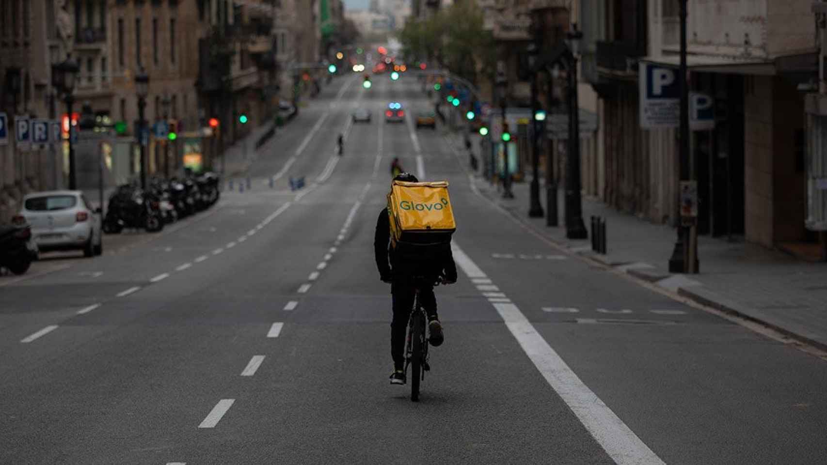 Un 'rider' de Glovo, repartiendo comida en Barcelona / David Zorrakino - EUROPA PRESS