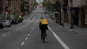 Un 'rider' de Glovo, repartiendo comida en Barcelona / David Zorrakino - EUROPA PRESS