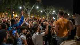 Jóvenes sin mascarilla y sin guardar la distancia en una calle de Barcelona: el ocio nocturno insiste en su reapertura / EP