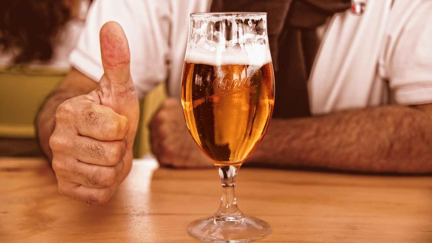 Un hombre bebe una cerveza y hace el gesto de 'OK' / CG