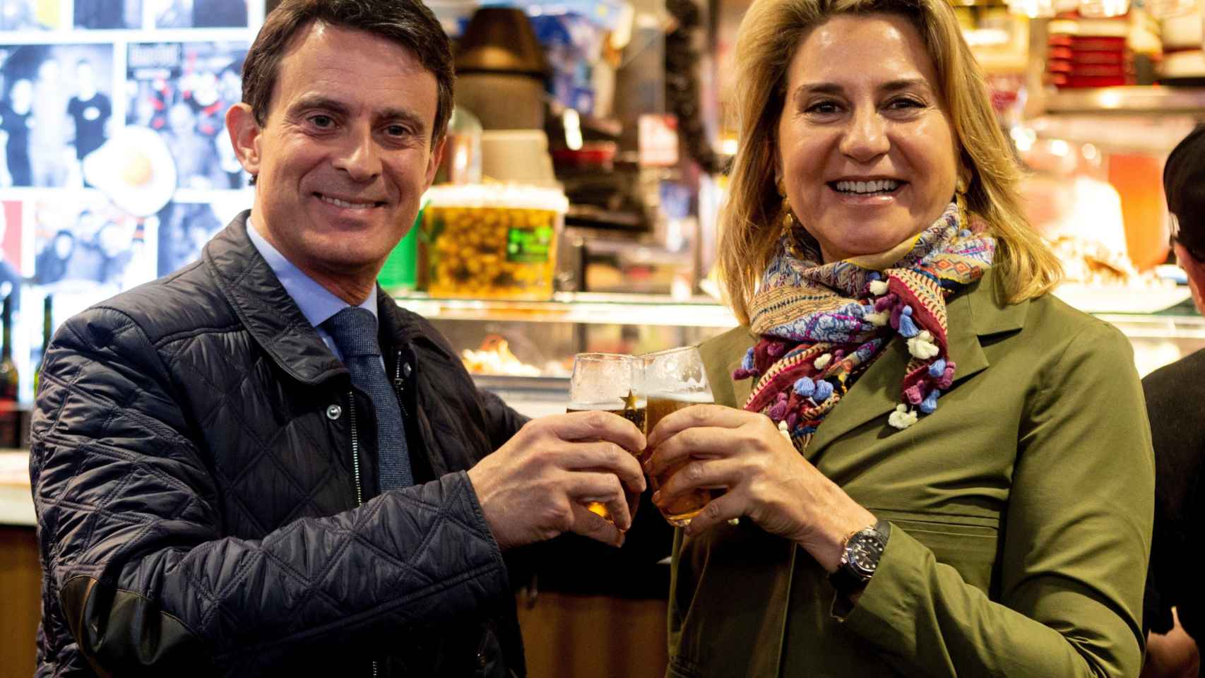 Manuel Valls, brindando con Susana Gallardo durante la campaña electoral de las municipales de Barcelona / EFE
