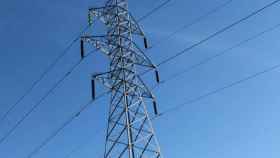 Imagen de una torre de distribución eléctrica en España