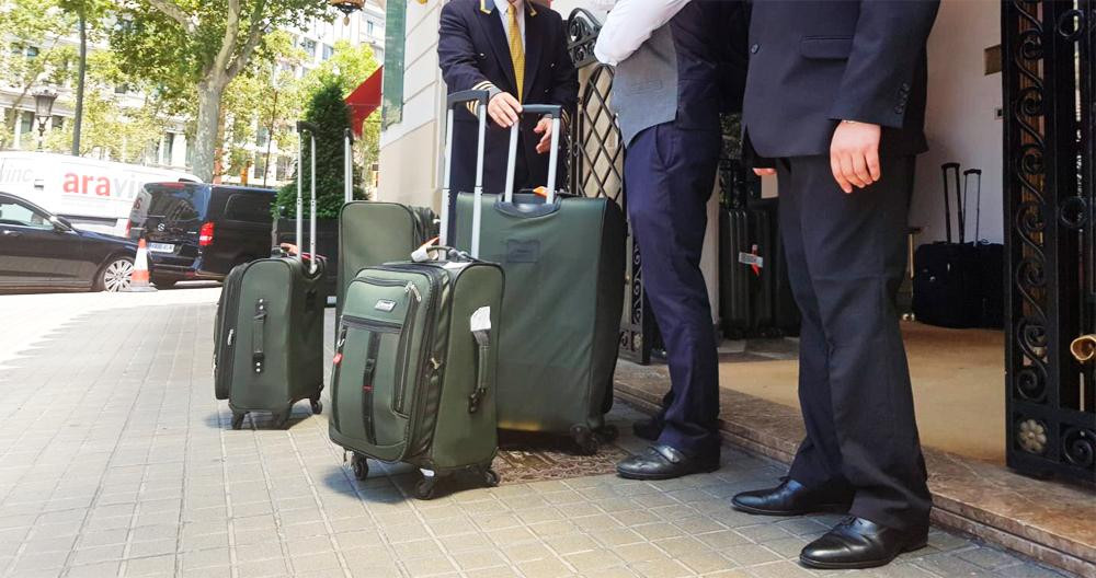 Un guardia de seguridad ante diversas maletas en un hotel de lujo de Barcelona / CG