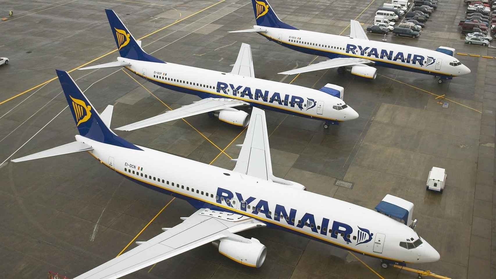 Varios aviones de Ryanair en la pista de un aeropuerto / EP