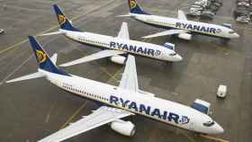 Varios aviones de Ryanair en la pista de un aeropuerto / EP