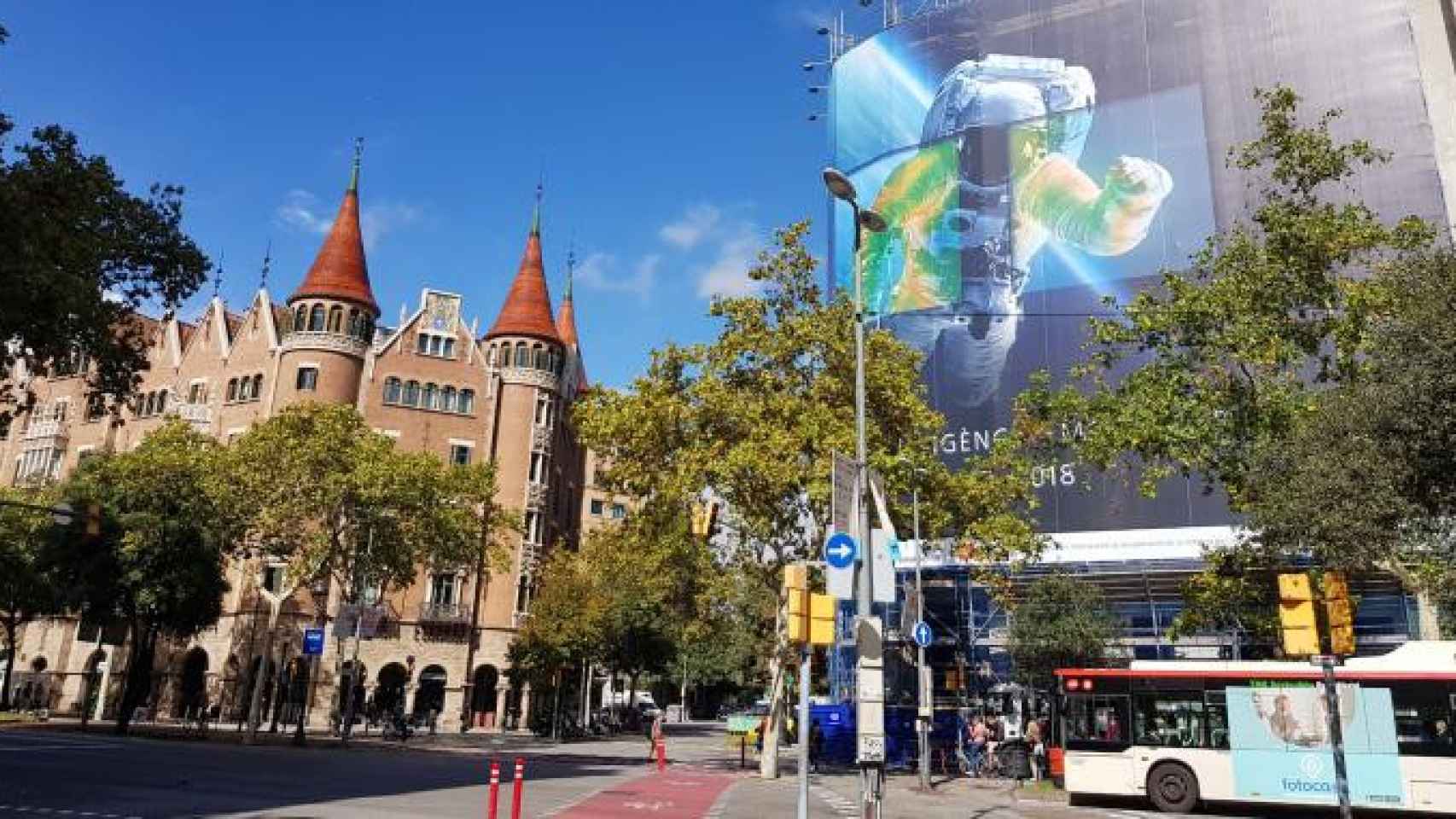 Imagen de las obras del hotel que operará Barceló Hotels & Resorts ante la Casa de les Punxes (d) de Barcelona / CG