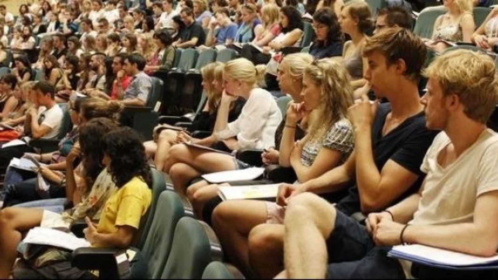Los estudiantes Erasmus, en una charla en la Universidad de Barcelona, pagan alquileres elevados / CG