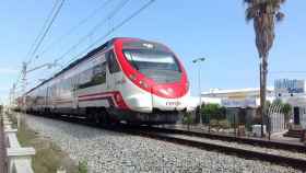 Un tren de Rodalies de Renfe, a su paso por Malgrat de Mar (Barcelona) / CG
