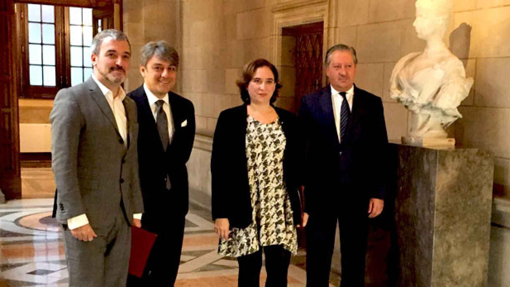 De izquierda a derecha, Jaume Collboni, teniente de alcalde de Empresa, Cultura e Innovación; Luca de Meo, presidente de Seat; Ada Colau, alcaldesa de Barcelona; y Ramon Paredes, vicepresidente de relaciones gubernamentales de Seat / CG