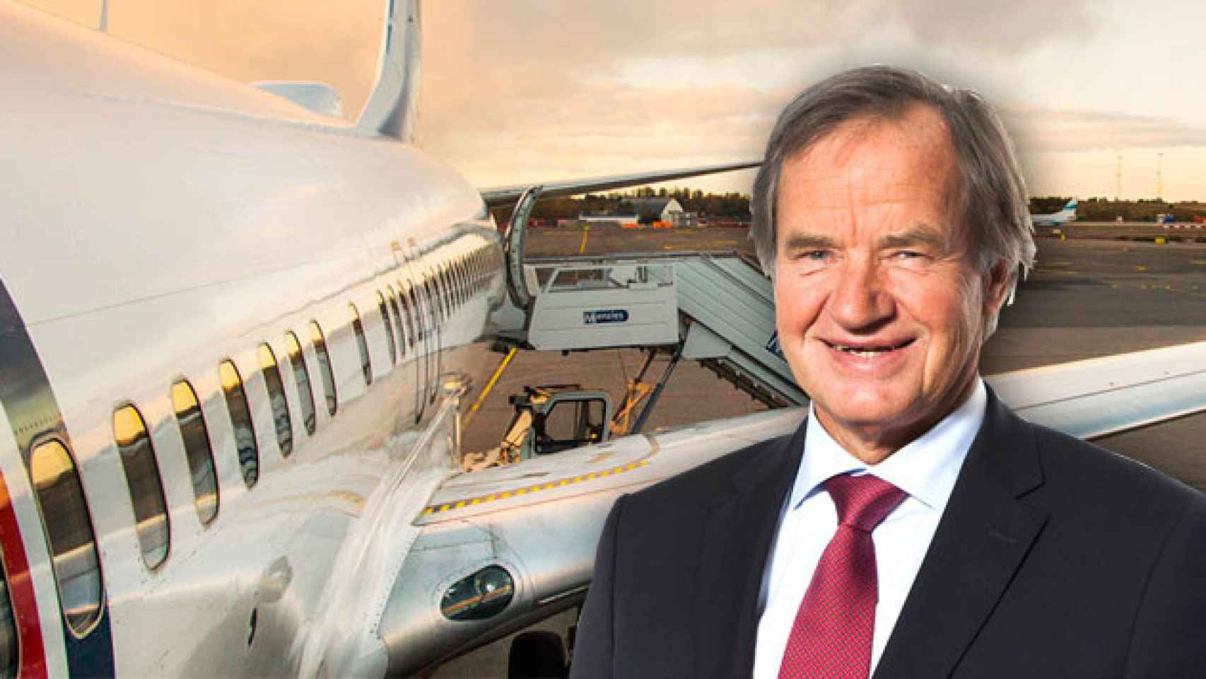Bjorn Kjos, fundador y consejero delegado de Norwegian, junto a una aeronave de la compañía aérea / CG