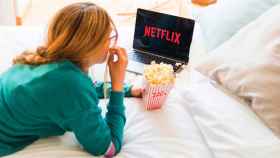Una chica con su cuenta en Netflix preparada para ver una película o serie / FREEPIK
