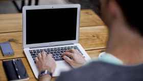 Un chico accediendo a internet en un portátil, donde se puede consultar la lista de empleos con más crecimiento, según LinkedIn / Free-Photos EN PIXABAY