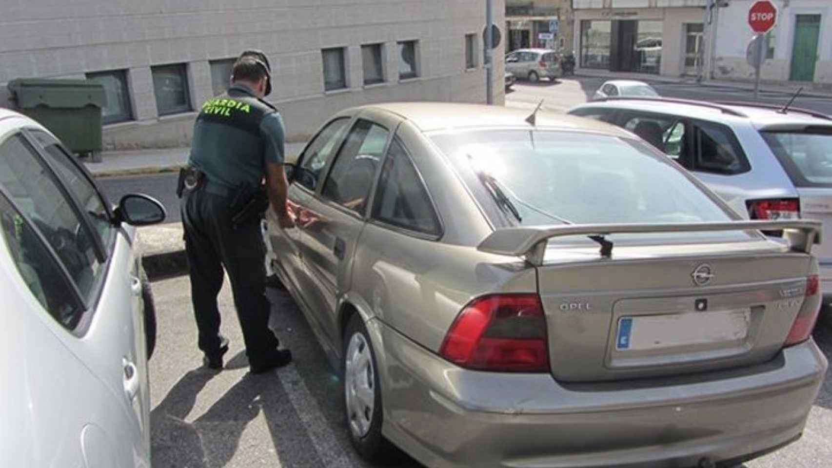 La Guardia Civil inmoviliza el coche utilizado por el anciano / CG