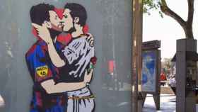 El beso entre Messi y Cristiano Ronaldo, expuesto en la calle de Barcelona / AP