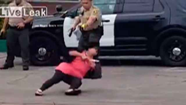 La policía de San Diego (California, EEUU) reduciendo a una mujer fuera de sí con una pistola taser