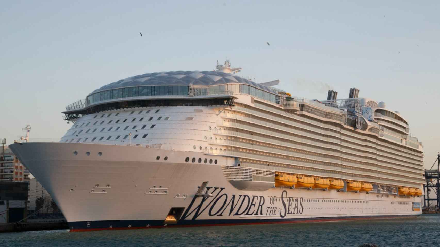 El 'Wonder of the Seas', el crucero más grande del mundo, llega a Barcelona