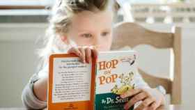 Una niña leyendo uno de los libros de literatura infantil / Josh Applegate en UNSPLASH