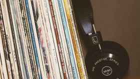 Auriculares junto a una colección de discos nacionales imprescindibles / UNSPLASH