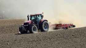 Un agricultor conduce su tractor por el campo / CG