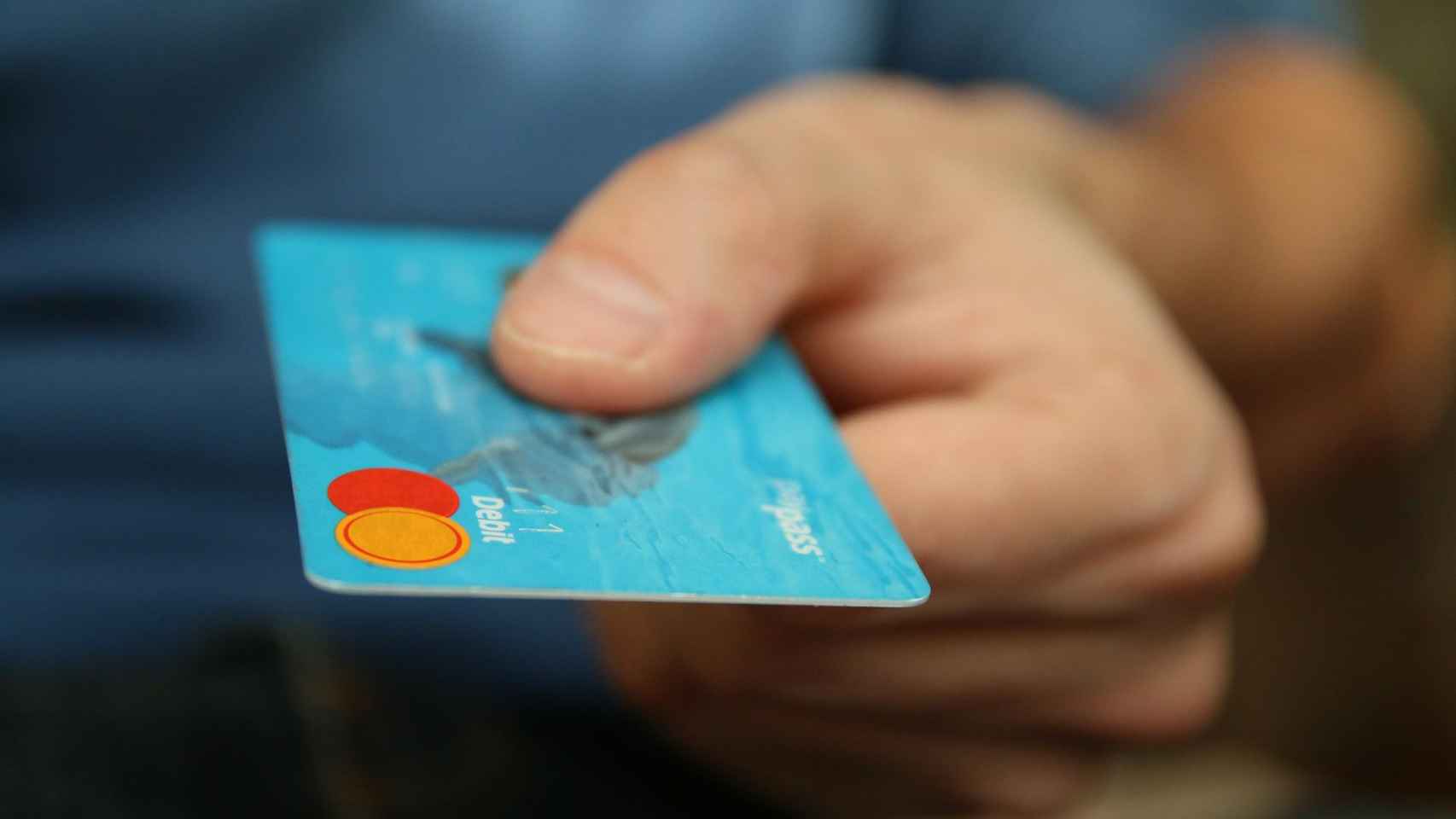 Una persona a punto de entregar su tarjeta de crédito / PIXABAY
