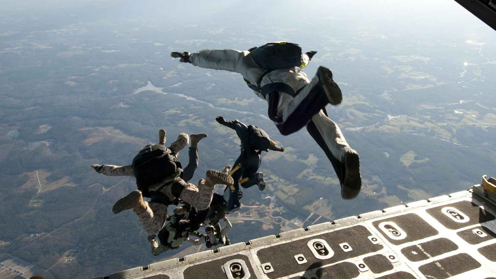 Demostración de valentía en saltos de paracaídas / PIXABAY
