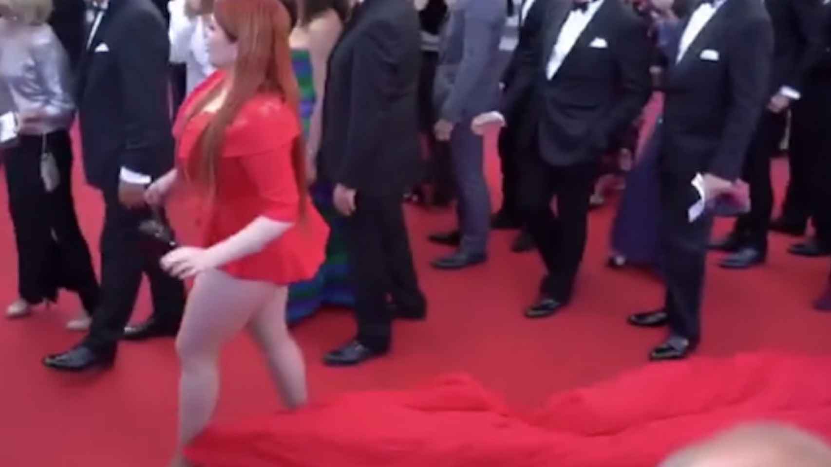Una captura de pantalla del momento en que la modelo perdía la falda / Instagram