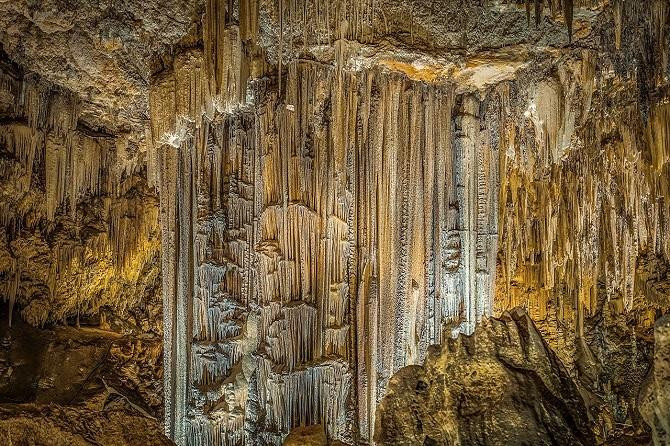 Cuevas de Nerja / Ddzphoto EN PIXABAY