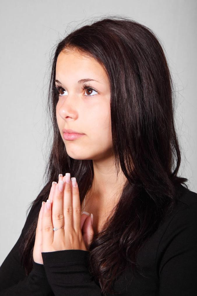 Adolescente rezando / PXHERE