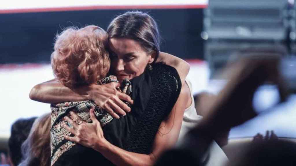 El tierno abrazo entre la reina Letizia y Marujita / EFE