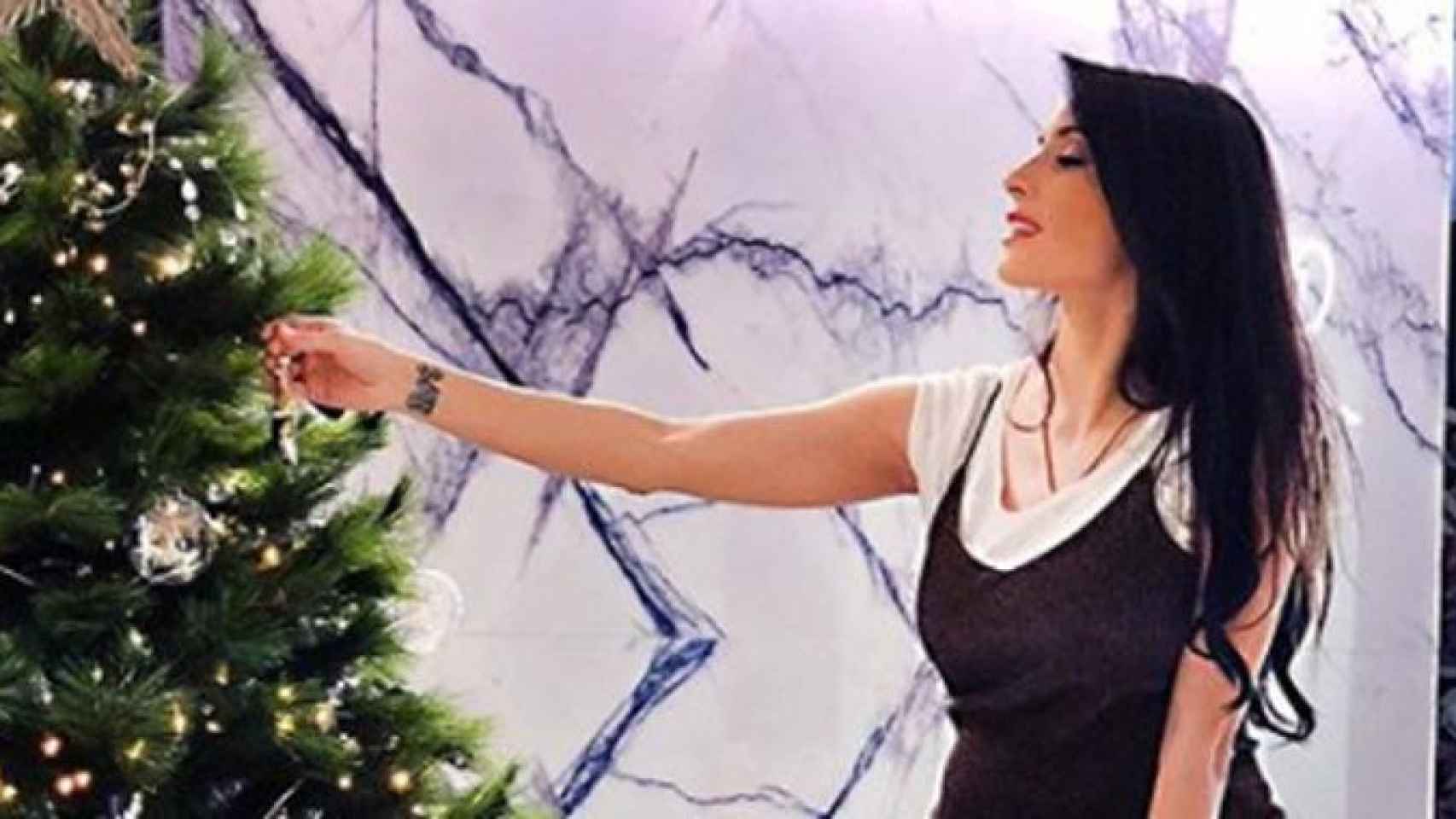 Pilar Rubio posa junto a un árbol de Navidad / CD