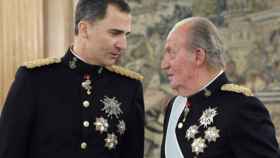 Una foto de archivo de Felipe VI y Juan Carlos I