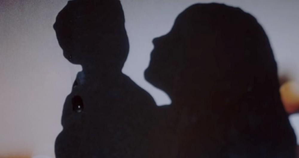 La supuesta silueta de Isabel Pantoja en el videoclip de 'Cicatriz' / YOUTUBE