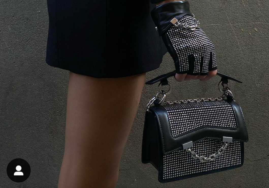 Primer plano del bolso y guantes de Adara Molinero firmados por Karl Lagerfeld / INSTAGRAM