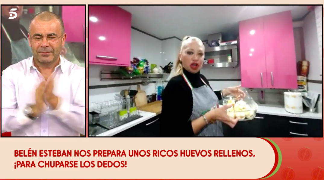 Belén Esteban cocinando desde su casa en directo para 'Sálvame' / MEDIASET