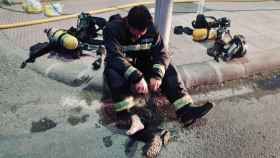 Un bombero escurre sus calcetines tras dar por extinguido un fuego /FACEBOOK