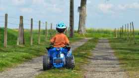 Imagen de archivo de un niño en una moto de juguete / PIXABAY