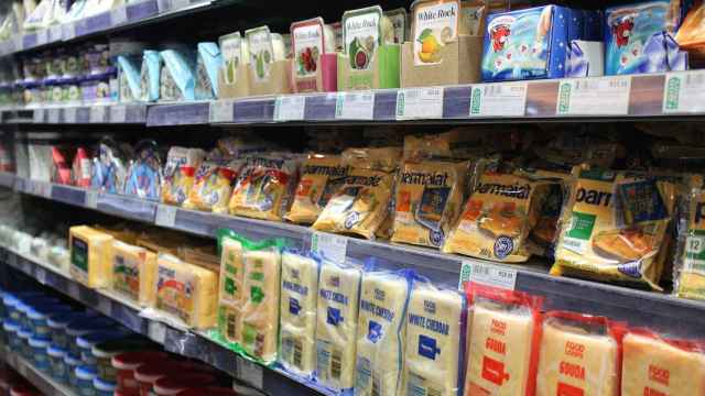 Un estante lleno de quesos en un supermercado / CG